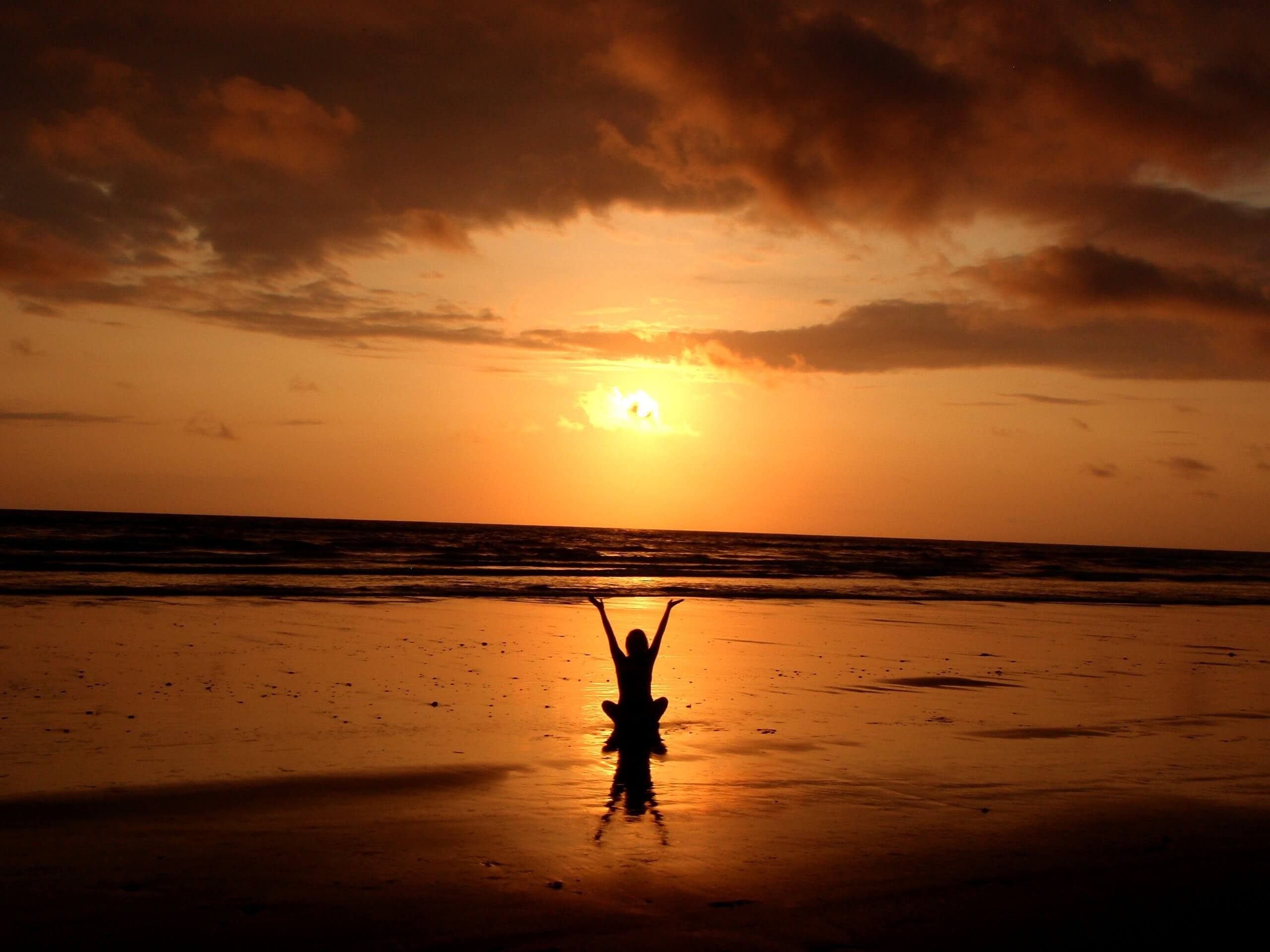 sunset meditation beach Meditation Lernen
